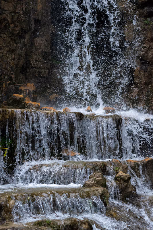 Dettaglio di una cascata tra le rocce