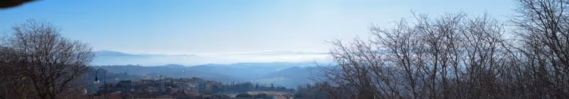 Panoramica delle colline nella foschia