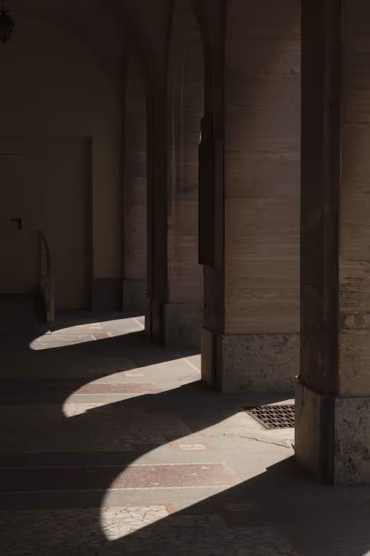 Colonnato con luce e ombra sul pavimento
